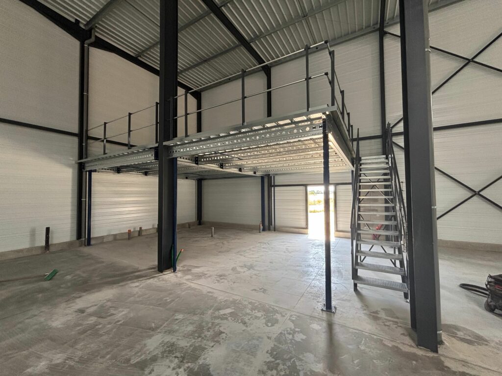 Montage de mezzanine industrielle avec escalier sécurisé par CG10